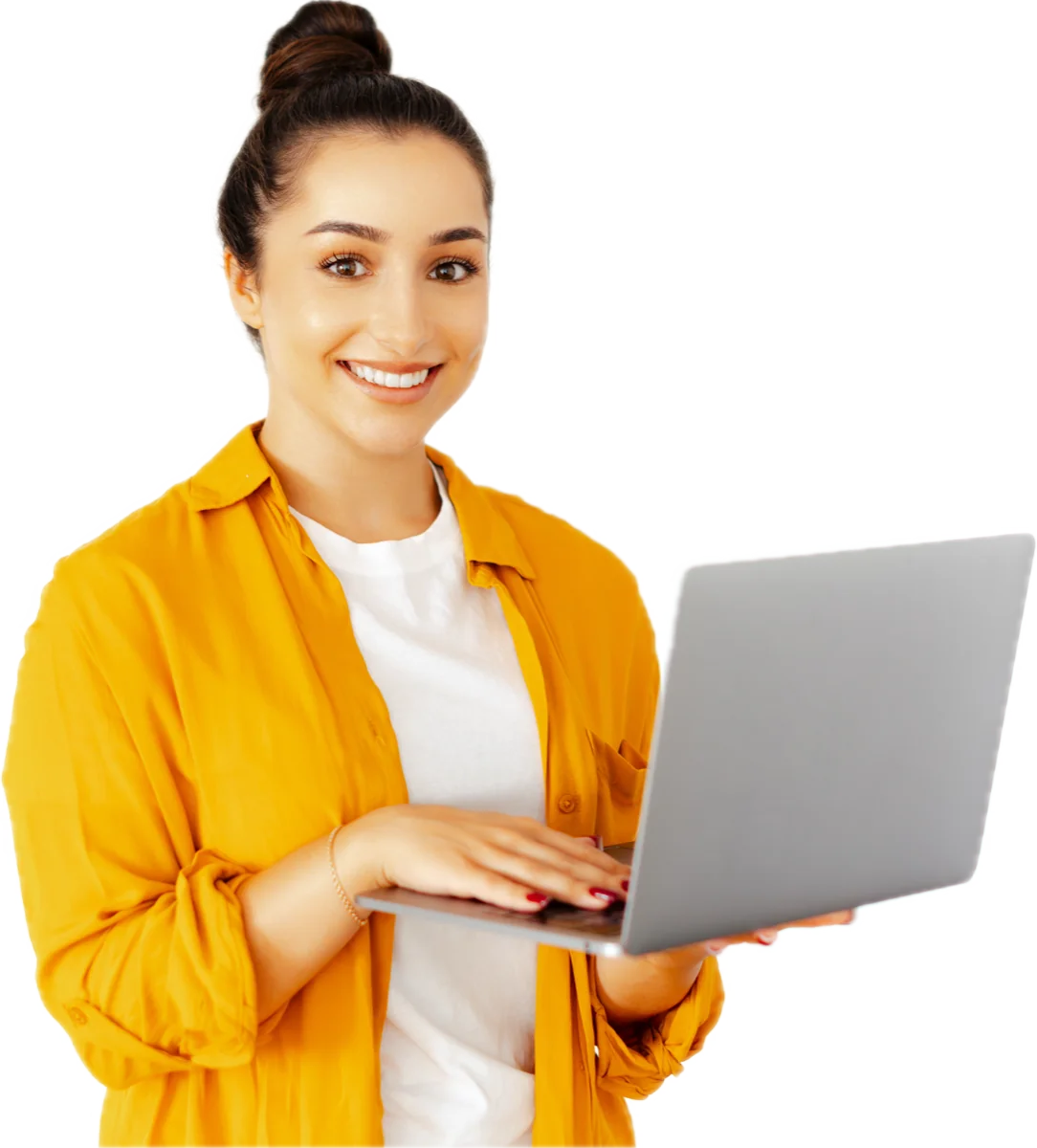 Mulher sorridente segurando um notebook